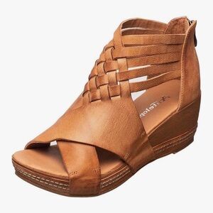 Antelope Tavi Leather like new. Woven Strap Open-Toe Sandals - Tan